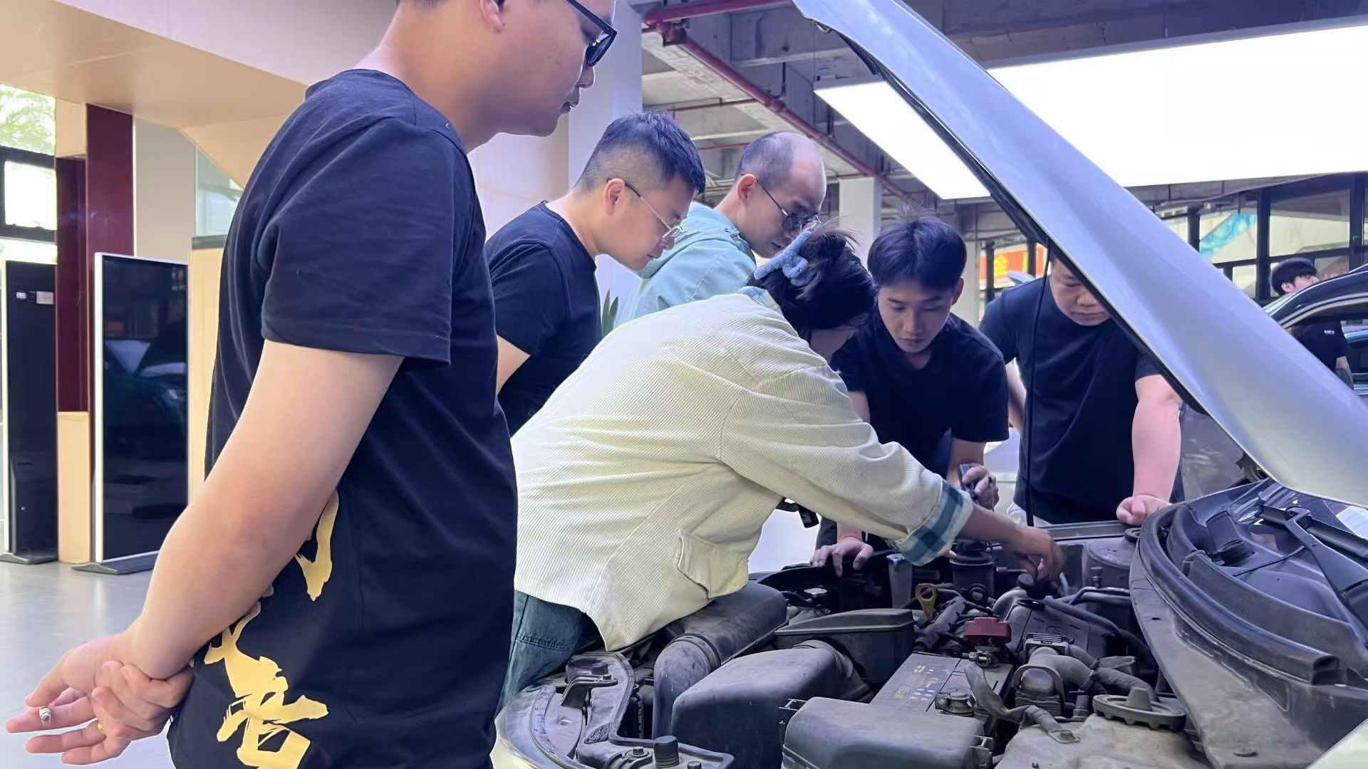 车小赞学堂学员进行车辆发动机舱检测实训